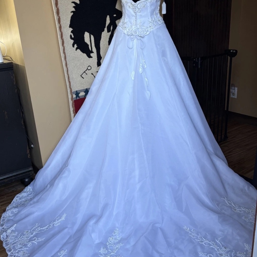 White Sleeveless V-neck Wedding Gown